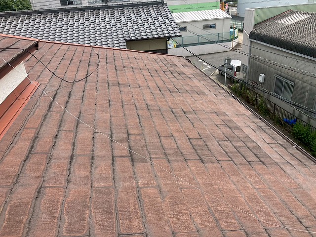 名古屋市緑区の経年劣化したカラーベスト屋根で棟板金が飛散、固定している釘がなくなっていた